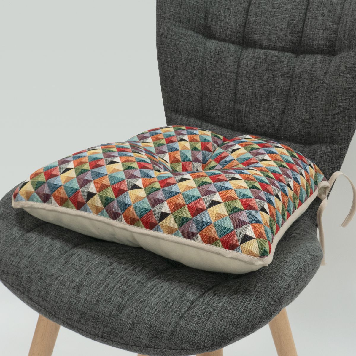 Multi coloured outlet seat pads